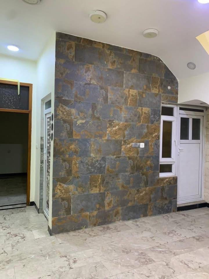 #للايجار____في____السيدية
بيت مساحة 80م نظيف 

يحتوي على ثلاث غرف نوم وصالة ومطبخ وخدمات 

قيمة الاجار: مليون قفل

للاستفسار:***********

او زيارة مكتب الفهد الهندسي للمقاولات العامة/شارع جامع الاقصى مقابل مكتبة الحكم سنتر
