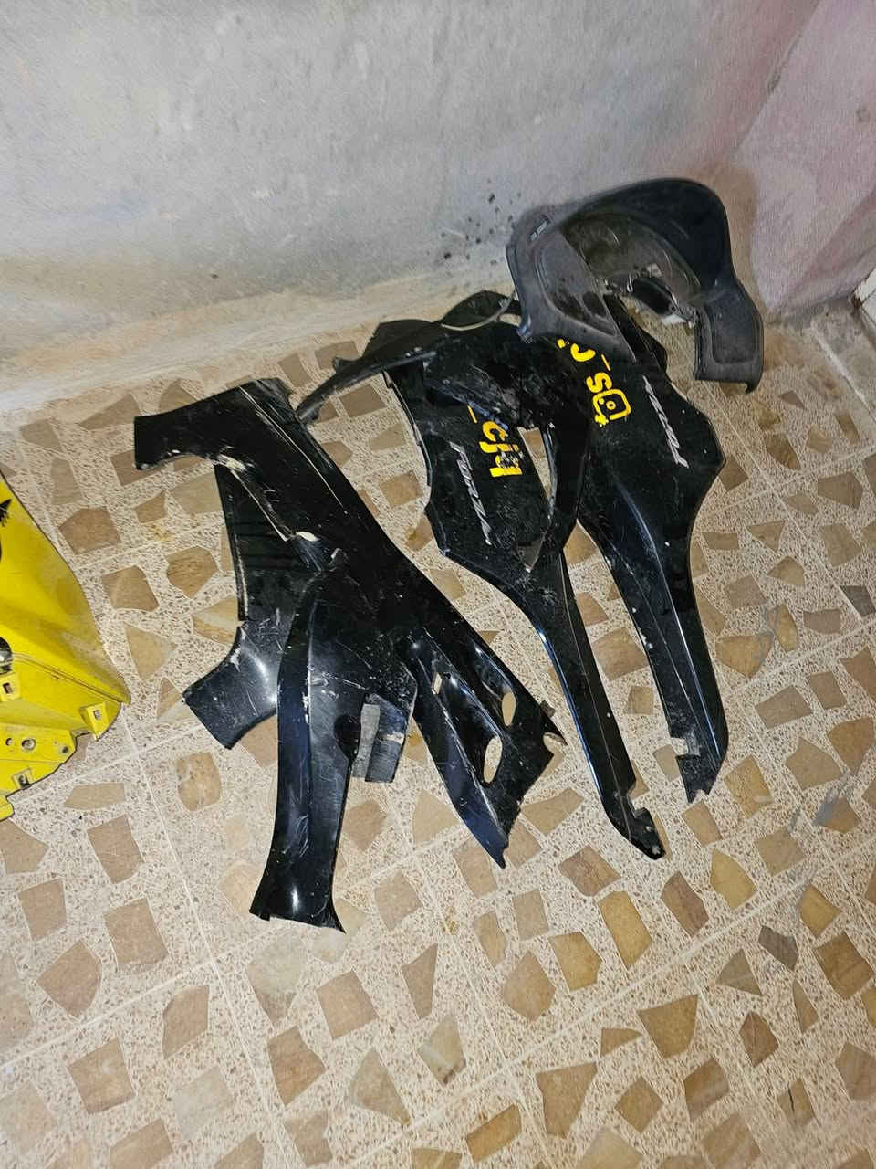 غراضه تفصيخ فورزه 08  بلاش البلاش توصيل جميع محافظات العراق كفر اصفر كامل مع الايتات ب60 الف 
طخم بك لايت ب30 الف جديد 
دبلات اماميه شرط سعر25 الف خلفيه20 الف
بصمه شرط الشغل ب 50 الف
ضفيره كامله ب25 الف
ويل امامي مع التاير 30 الف
كفر اسود كامل 30 الف 
توصيل متوفر ***********
