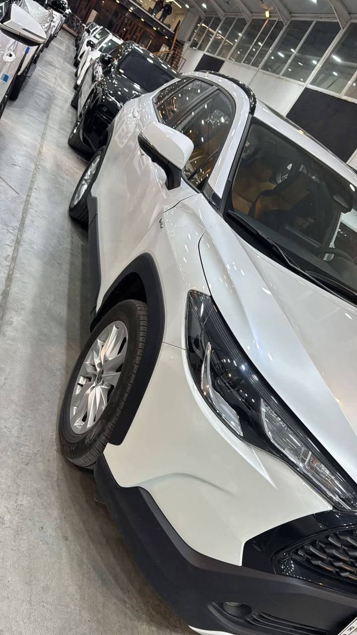 سلام عليكم تويوتا كورلا كروس موديل 2025
مكفوله ماشيه 23 الف 

✅المواصفات

داخل مقاعد جلد  المواصفات الأهم:
✅ محرك 2000 سي سي – 4 سلندر هايبرد ✅ دفع أمامي + ناقل حركة ECVT
✅ جنوط قياس 17 إنش 
✅ فتحة سقف 
✅كامره دواره
✅دخول وتشغيل بصمة (عدد 2) ذكي
✅ إشارات على المرايا الجانبية
✅ تحكم كهربائي كامل بالنوافذ
✅4 كامرات محيطية 
✅ تبريد أمامي وخلفي 
✅ نظام مراقبة ضغط الإطارات TPMS
✅ نظام رادار أمامي ومثبت سرعة
✅ أنظمة سلامة متقدمة:• 
✅نظام تحذير التصادم الأمامي
✅نظام التوقف التلقائي•
✅نظام تحذير الخروج من المسار• 
✅نظام البقاء داخل المسار
✅ نظام ABS
✅ منافذ taupc
ترحيب ذاتي
بغداد- حي العدل 
السعر-26.250 
***********
