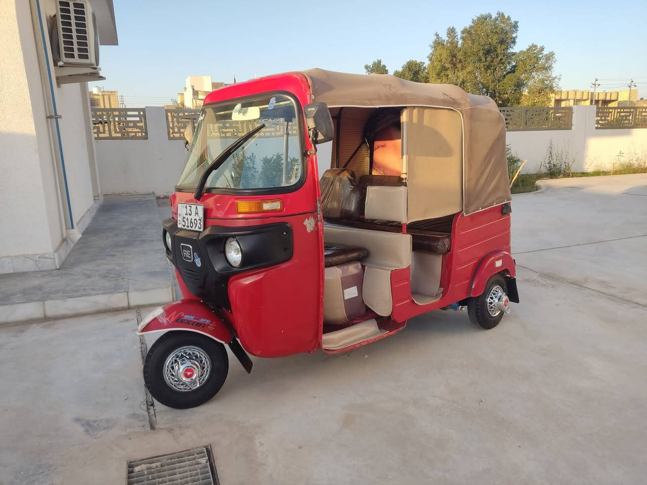 مديل 18للبيع نضيفه وحلوه كل شي ماتصرف عليها جاهزه سعرها 6مليون المو شراي لا يكسر  بحلال العالم معمره دوس وبيها رشات صبغ كشره كلش حلوه ***********
