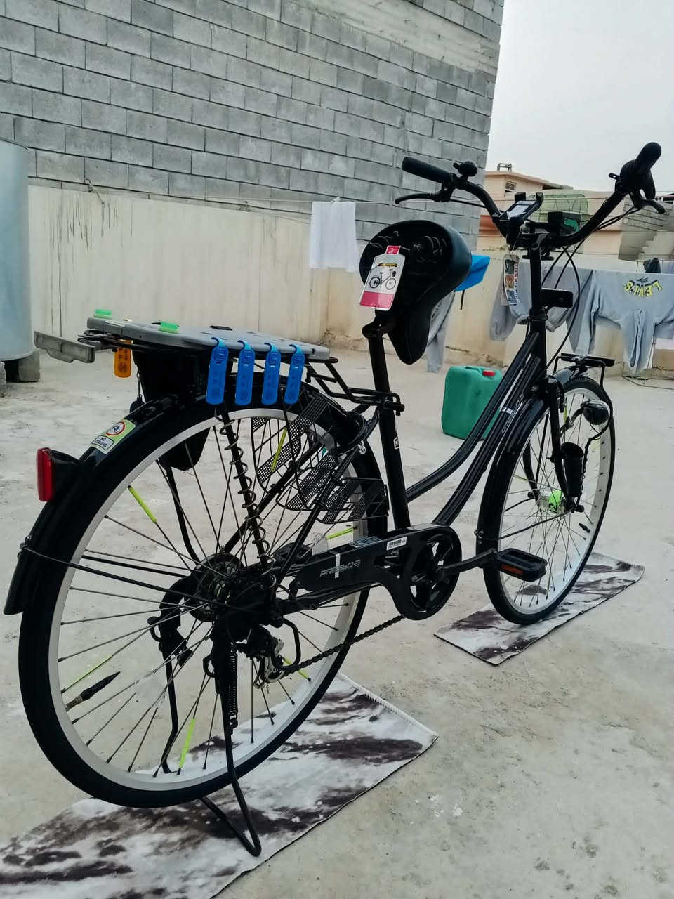 للبيع فقط مع الغراض حجم 26 
رقم الهاتف ***********
