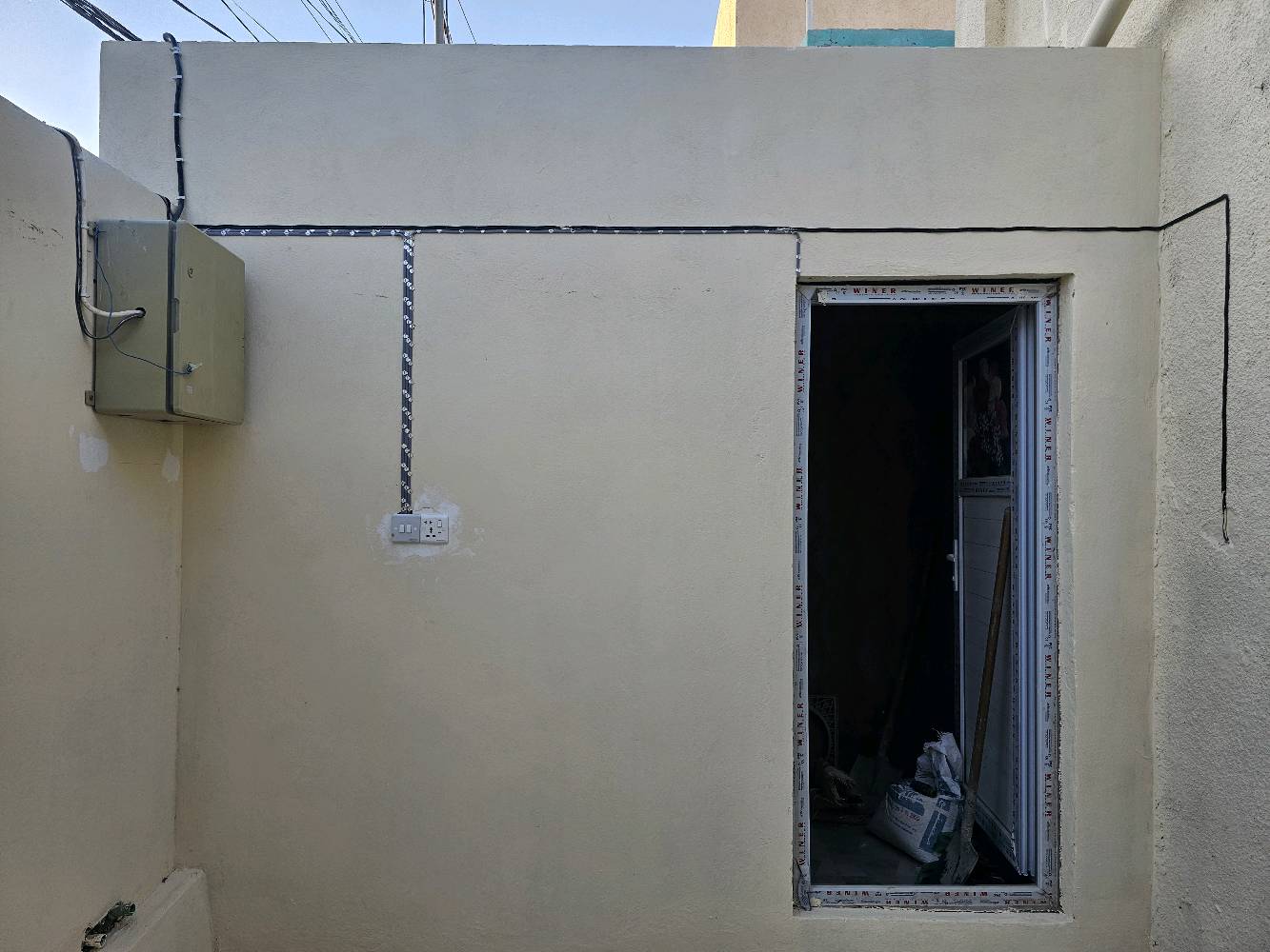 بيت 100للبيع طابق واحد..يحتوي على استقبال ومطبخ وصاله وغرفه السقف شيلمان البيت نظيف... النجف الحولي شارع 30 مقابل مركز صحي الفاو بالفرع قريب جداً للسوق والمدارس الجيران ذهب 74 وبي مجال.***********