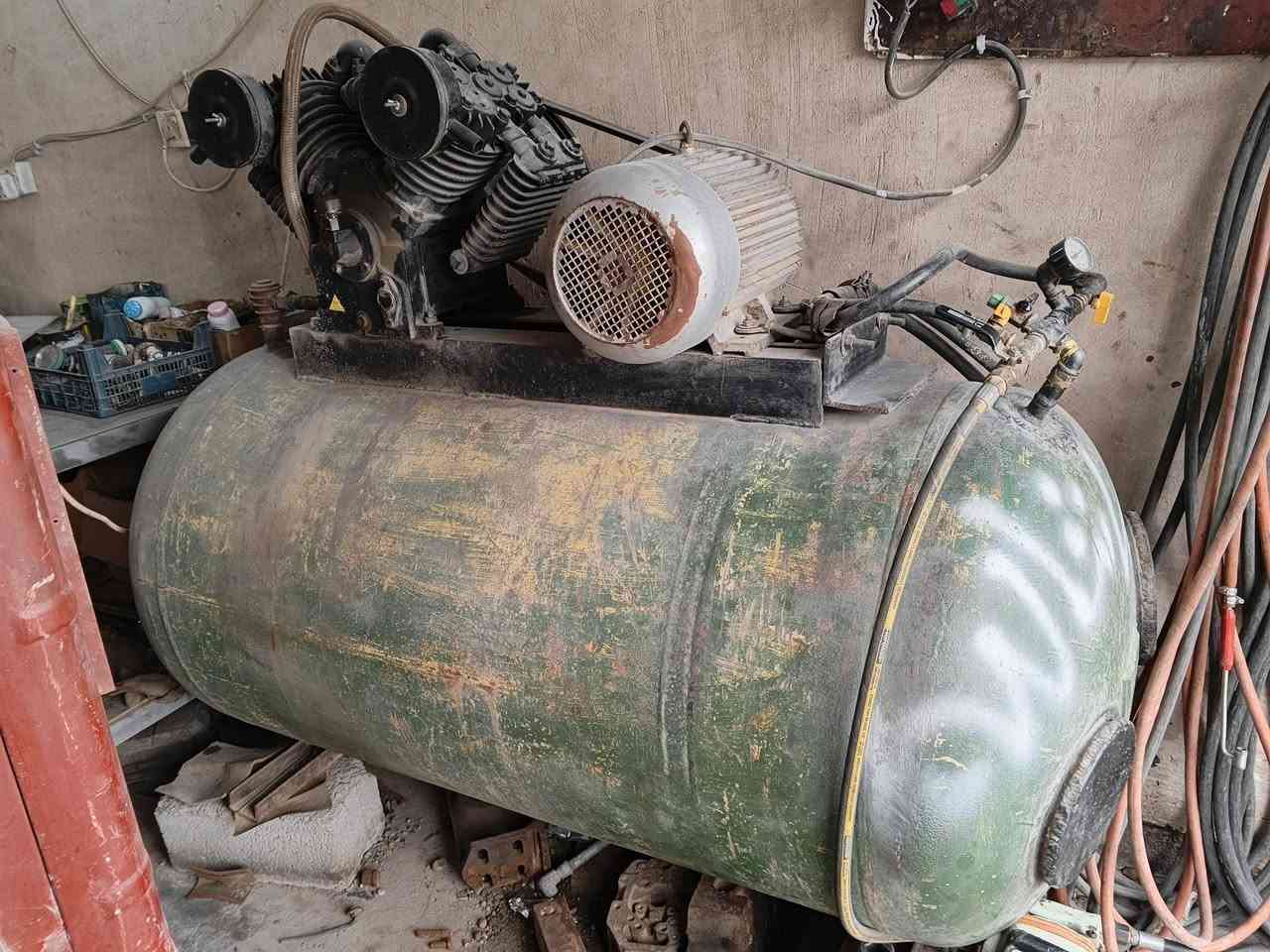 للبيع
***********//***********
المكان بغداد التاجي قرية عواد الحسين 
للبيع محل كامل فقط ما ابيع مفرد
ماطور 10حصان 3فيز
هي وملحقاتها صواندات هواء دريل فتح براغي دبل بشارة 
وديل جديد ما مستخدم دبل بشارة 7لقم 
مشحمه مستعمل جديد عدد2
ماطور 7ونص حصان 3فيز شغال 
دريل صغير مستخدم شغال
ماطور حف جوب شغال
كاوية ركع انكليزية الصنع شغالة
مشحمه يدوية مستخدمه شغالة هيدروليك وسيوييل
مبردات عدد2شغالات 
رف 4متر 5خانات 
دهن سي اويل 11جلكان 20لتر عراقي 
دهن لوريات اسد الخليج ع1
فلاتر دهن وكاز وبانزين انواع السيارات وانواع الاحجام 
محكان دهن عدد5
براميل فارغ عدد4
برميل كريز خفيف حراري اخضر عراقي عدد1
لوكر عدد6ابواب 
جكات عدد3مال لوريات معدات ثقيلة 
جاكوج عدد 2كبير 
تايلبر عدد4مستعمل و3جديد 
خالعه تايرات لوريات 1
خالعات 5قطع مال ويل قطع 
سباين ومفاتح انواع وفاتيح دهن ايضا 
مسدسات كاز عدد 2
جك صغير عدد1
