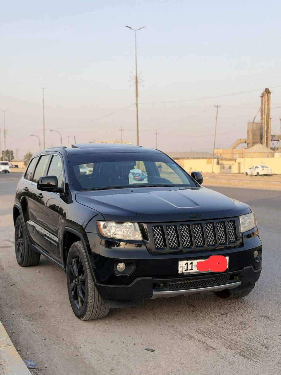 السلام عليكم للبيع Jeep
(موديل 2013 امريكي لون اسود )

(المحرك : V6.  3.6L دفع رباعي 4x4 )

(رقم بغداد بسمي الجديد 11 تحويل ثاني يوم )

 (سياره ماشيه 174 الف ميل )

(حادث السياره جاملغ وبنيد بدون دواخل )

(موصفات فول 1/1 )

* دفع رباعي 4x4 . )

* فرش المقاعد من الجلد . )

*صفي المقاعد الأمامية كهربائية .)

* صفي المقاعد الأمامية مع تدفئة . )

* ويل قياس 20 انج .)

* تدفئة ستيرن . )

* فتحه سقف .)

* نظام الملاحة (GPS) . 

* مصابيح امامية زنون . )

* كشافات ضباب بروجكتر زنون . )

* تشغيل عن بعد .)

*  حساسات خلفية .)

* كاميرا خلفية .)

* مرايا بخاصية التعتيم الذاتي . )

* مرايا جانبية قابلة للطي . )

* بلوتوث تلفون . ؟

* محدد سرعة . )

(مكان سياره حله شارع 60 )

(السعر 160 وبيها مجال )
 
للاستفسار ***********
