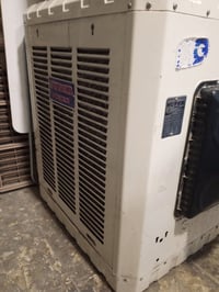 للبيع مبردة حجم كبير شغالة وعلى حسب الاصول وسرير طفل هزاز 150 الف ثنين...