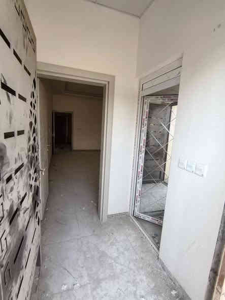 إعلان بيع منزل  طابق ونص في تكريت 
- مجمع طيبة 2 ركن شارع ٢٠  و شارع ١٥  تبليط + مجاري بالقرب من بوابة المجمع

 (جاهزه للسكن، مدفوعه الثمن بالكامل).

المساحة: 200 متر مربع.
الواجهة: حجر حلان.

التفاصيل الداخلية:

غرف النوم: 3 (وحده من  الغرفة سويت).
صالة استقبال
مطبخ واسع .
كراج سيارة واحد.
مجموعات صحيه عدد 3
سطح شتايكر.
شروط البيع:

طريقة الدفع: نقداً فقط.يتم تحويل عقد الملكية باسم المشتري مباشرة من قبل مالك المنزل الحالي. 
المبلغ المطلوب 135 مليون وبيه مجال 
للمزيد من المعلومات أو للاستفسارات، يرجى التواصل مع الرقم التالي:

📞 ***********
