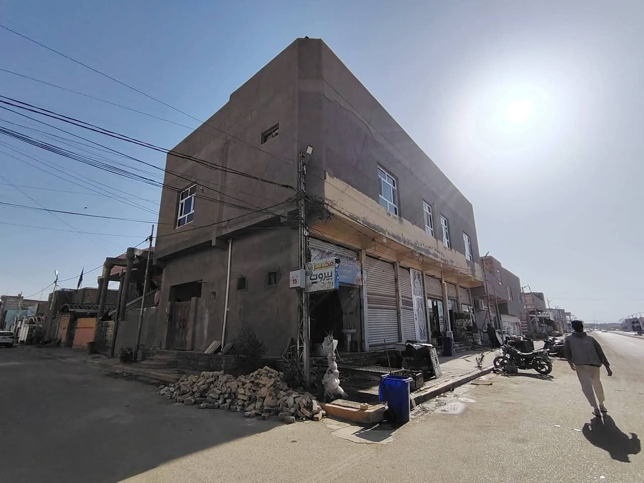 بناية للبيع 200متر تحتوي على
3غرف نوم 
وصالة 12×6
مطبخ 7.500×5 

بيت جوة 120متر 
صالة +غرفة نوم +مطبخ +براني 

محلات 6 طول المحل 4×3 
مصفرات عن الضريبة ولماي ولكهرباء 

المحلات مئجرات كلهن الواحد على 150الف 
البيت الجوة مئجر ب350  
البيت ركن على شارعين 
الموقع الدوانية شارع الاسكان شارع تاج الياسمين 
للستفسار ***********

***********
