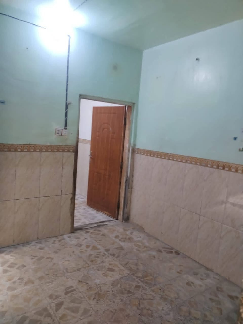 بيت للايجار 60م نجف حي وفاء قرب المجسرات الزهراء 
طابق واحد يتكون من غرفه وصاله ومطبخ وحمام نظيف 
كاشي وسيراميك ايجاره 225الف للاستفسار ***********
