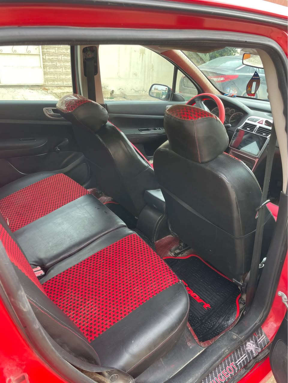 بيجو 2005
شاشه كامره
اوتماتيك 
شرط كير ومحرك 
تخم تاير جديد 
باتري جديد 
صدر جديد 
سنتر لوك 
كهربائيات كل شغاله شرط 
السياره صبغ عام 
السياره خير من الله بس شغل وطلع ماتصرف عليه ربع دينار مال جناي 
السعر 51 وبي مجال كلش قليل 
*********** 
مكان السياره كركوك كركوك, العراق
