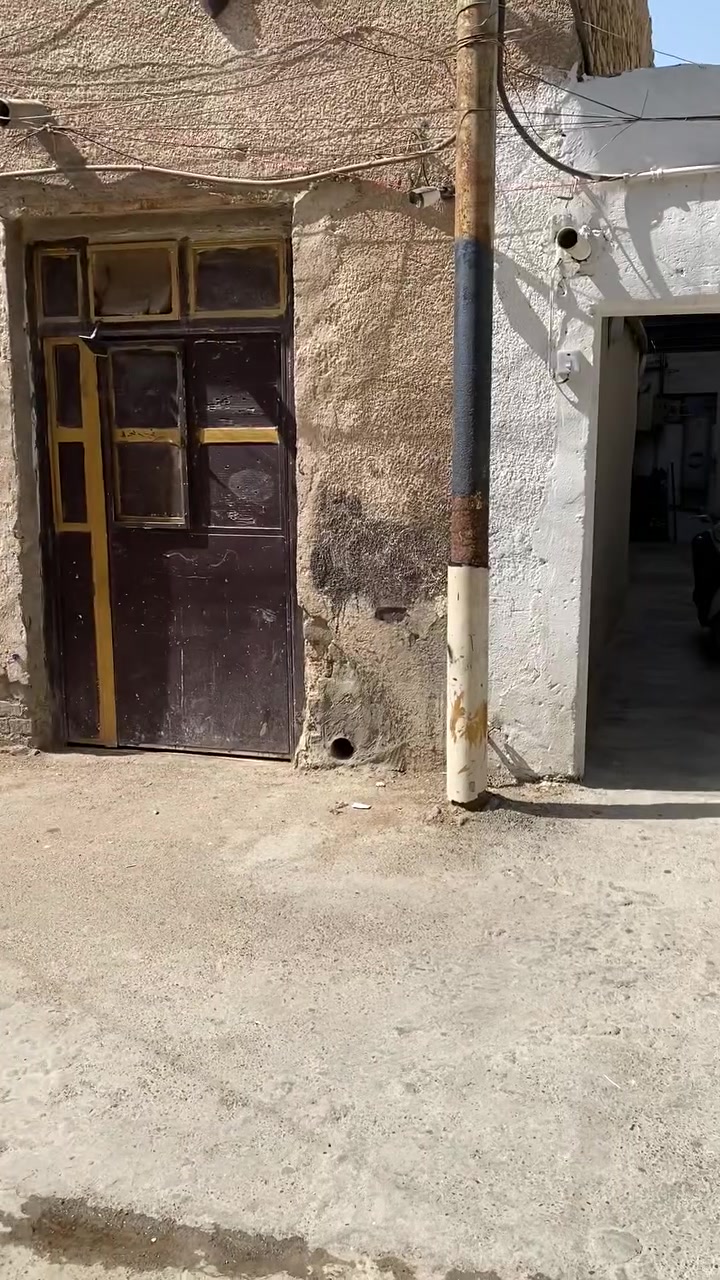 سلام عليكم::نصف قطعة خلفيه للبيع قطاع العاشر شارع صالون توته بيوتي
الهاتف ***********
