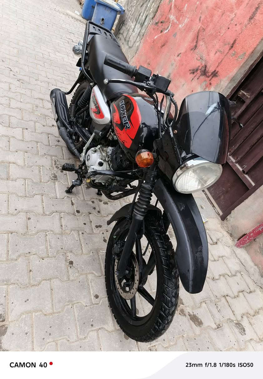 بوكسر ٢٣ جبلي
دراجة كلش نضيفة 
مكينة ناعمة نكرة سلف مكفولة 
شلعة ومعدل تشلع الكاع بطناش 
كهربائيات كلها شغالة 
طسة ناعمة دراجة مناقصها شي ابد 
دراجة اوراقها ضايعة ومكفولة سرقة 
مكاني بغداد الغزالية شارع الضغط 
سعرها ١٢٠٠ وبيها مجال 
***********
