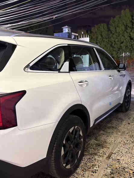 السلام عليكم 
للبيع كيا سورنتو 2025 
المواصفات فول 
بصمة ابواب
بصمة تشغيل 
فتحة سقف بانوراما
كير ماوس 
كراسي كهرباء  
كراسي تدفئة تبريد
اربع كامرات 360درجة
بردات خلفية
 3 قطع تبريد
4سلندر 
محرك 2500
تبريد بيانو منفصل
جنطة كهرباء 
فول تحكمات ستيرن
ماشية 21الف 
وباقي المواصفات العادية
السيارة رقم اربيل تريد تحويل وكالة ماكو مشكلة 
مكفولة كفالة عامة صبغ بارد شخوط كلها كفالة بعدهي على وضع الزيرو 
العنوان/بغداد/العامرية
هـ/***********
