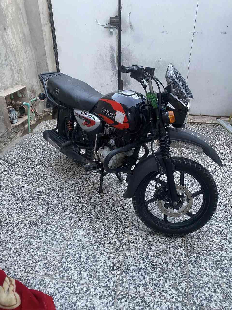 سلام عليكم البيع بوكسر موديل 2022 داخله ب 2023 دراجه كفاله عامه وجهازه رقم وسنويه  هزه جديد  سلف جديد تايرات جدد باتري جديد زنجيل جديد برغي ما مفتوح بيها سعر 1850 وبيها مجال مكاني بغداد جسر ديالى اتصل *********** بي وتساب
