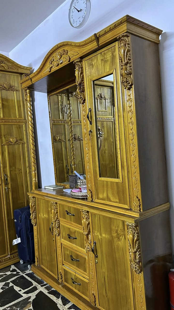 غرفة نوم شغل عراقي درجه اولى
كلفتني 3 مليون استعمال سنه واحد  واريده ب 1 ونص 
نضافه 100% مستعجل على بيعته.  عنواني بغداد الامين الثانيه   رقمي. ***********
