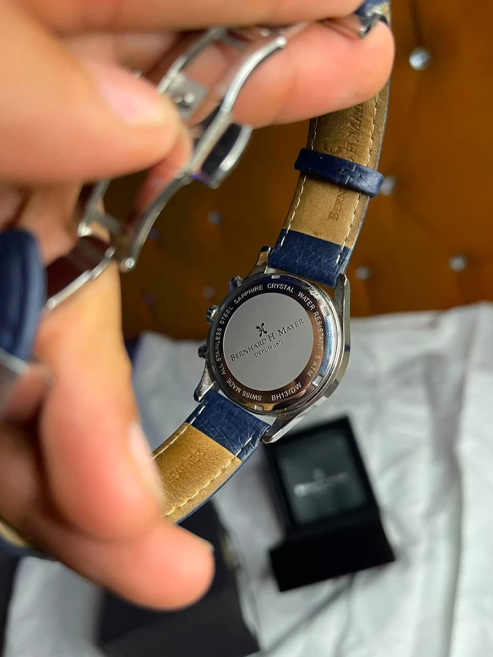 الماركة: برنهارد إتش ماير
التصنيف: ساعة يد كرونوغراف (Chronograph) كلاسيكية

الصنع" (Swiss Made).

الهيكل (Case): مصنوع بالكامل من الفولاذ المقاوم للصدأ المصقول عالي الجودة (All Stainless Steel).

الزجاج (Glass): زجاج من كريستال الياقوت (Sapphire Crystal) المضاد للخدش والصدمات، وهو ميزة أساسية في الساعات الفاخرة لحماية المينا.

الحزام (Strap): حزام مصنوع من الجلد الطبيعي الأزرق

السعر 400 دولار 
رقمي ***********
