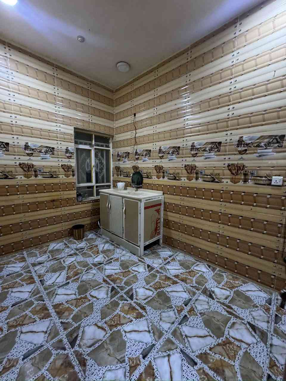 شقه للأيجار طابق ثاني في القبله حي المهندسين قرب ساحة الرمل على شارع15 تحتوي على غرفتين صاله مطبخ وصحيات سعر للأيجار450ألف للتواصل على رقم***********
