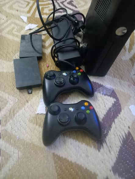 السلام عليكم شباب اكس بوكس الله شاهد نضيف مابي شي يدات اصلي كامل بس شغل ولعب وياه ٣ هاردات الله شاهد هاردين اشتريتهم ب ٤٠ والعاب يخبل سعر ٩٠ الف مكاني بغداد المشتل ***********
