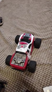 سيارة أحترافية سرعتها 50k استعمال قليل جدا كامل ملحقاتها شاحنة وبطارية...