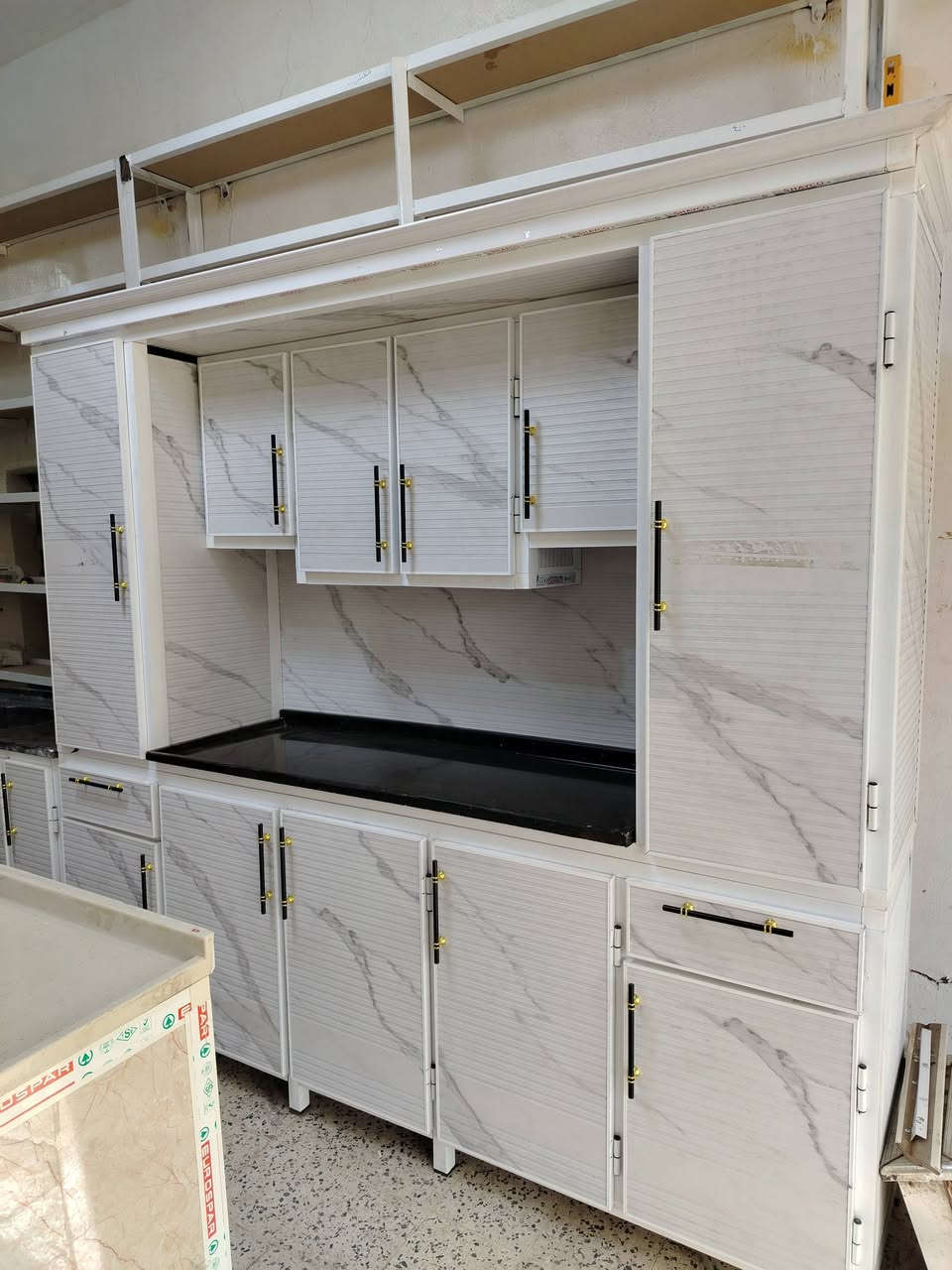 يا الله ♥
كاونترات جدد شغل روعه 
متوفر تبديل ننطيك جديد ناخذ الغديم 
طول مترين ونص 
وسنك متر ونص 
بلانوار شارع المشجر
 ***********
