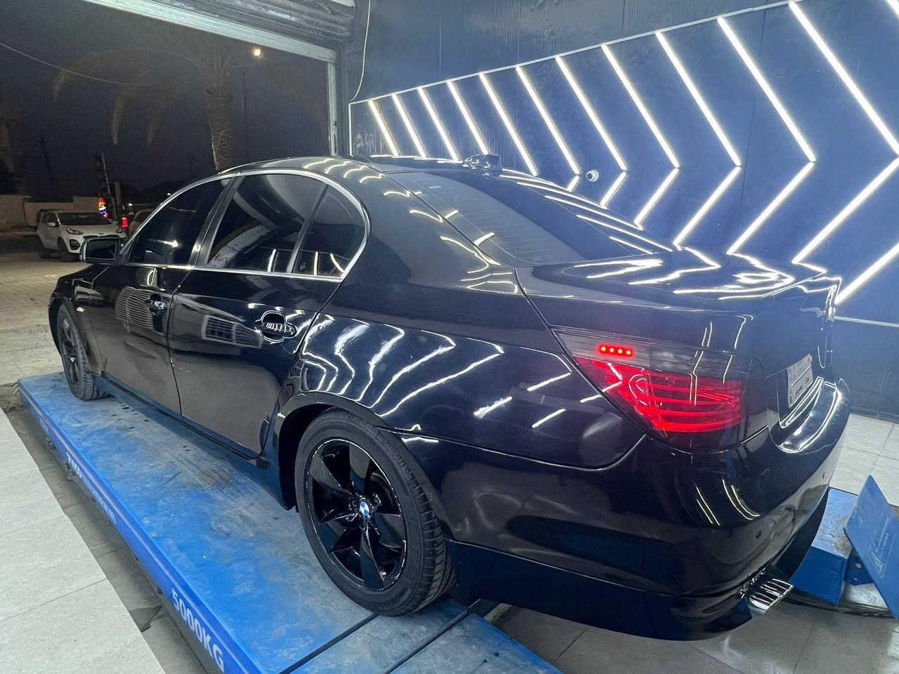 السلام عليكم
‏-BMW ميماتي 
موديل -2009 -520 
شاديلها محرك حاويه 3000 مال -530 
السعر -117 ورقه 
فول مواصفات 
فتحه سلايت 
داخل جلد مشمشي 
السياره مصبوغه عام للجماليه 
بدون اي تبديل 
للاستفسار 

***********
