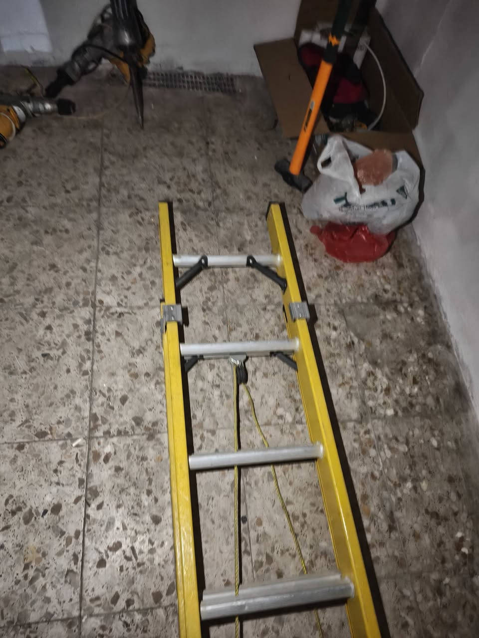 درج المنيوم اصلي ثقيل من ماركه جيدافر سلايت حبل 6، 40م طوله يفتح تقريبا 7 متر متوفر قطعه وحده فقط 
السعر 190 الف
العنوان بغداد الشعب 
لي حاب يتصل رقم+ واتساب ‏‪***********‬‏
