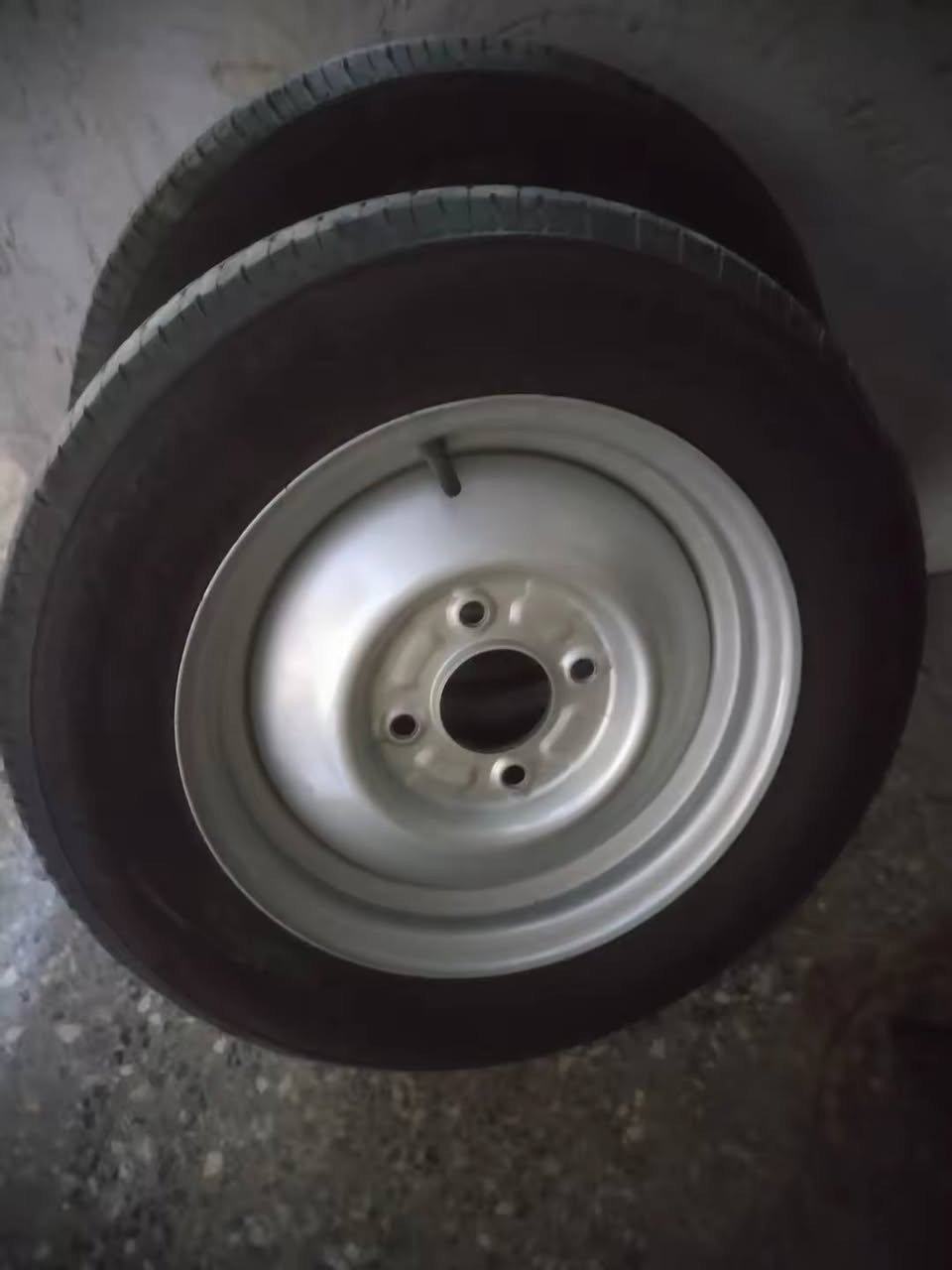 سلام عليكم البيع تايرات جوبلاس أبو الخط وتايرات عريض صب وتايرات دايوان موجود جدد توصيل ماكو مكان بغداد مدينه الصدر رقم الهاتف ***********
