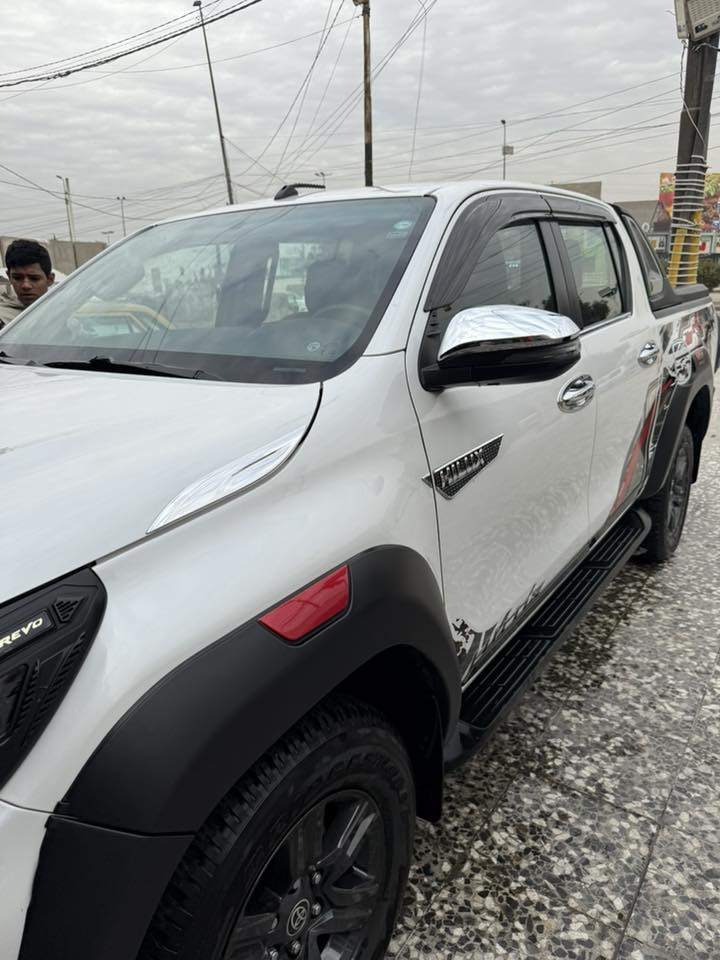 السلام عليكم من رخصة إدارة الكروب عندي تويوتا هايلوكس موديل 2024 ماشيه 49 على وضع الشركة بدون صبغ أو بارد السيارة جديدة أي شي مابها السعر 280 كشنات حار وشاحن مبايل مكان السياره بغداد زيونه تو البلديات ***********
