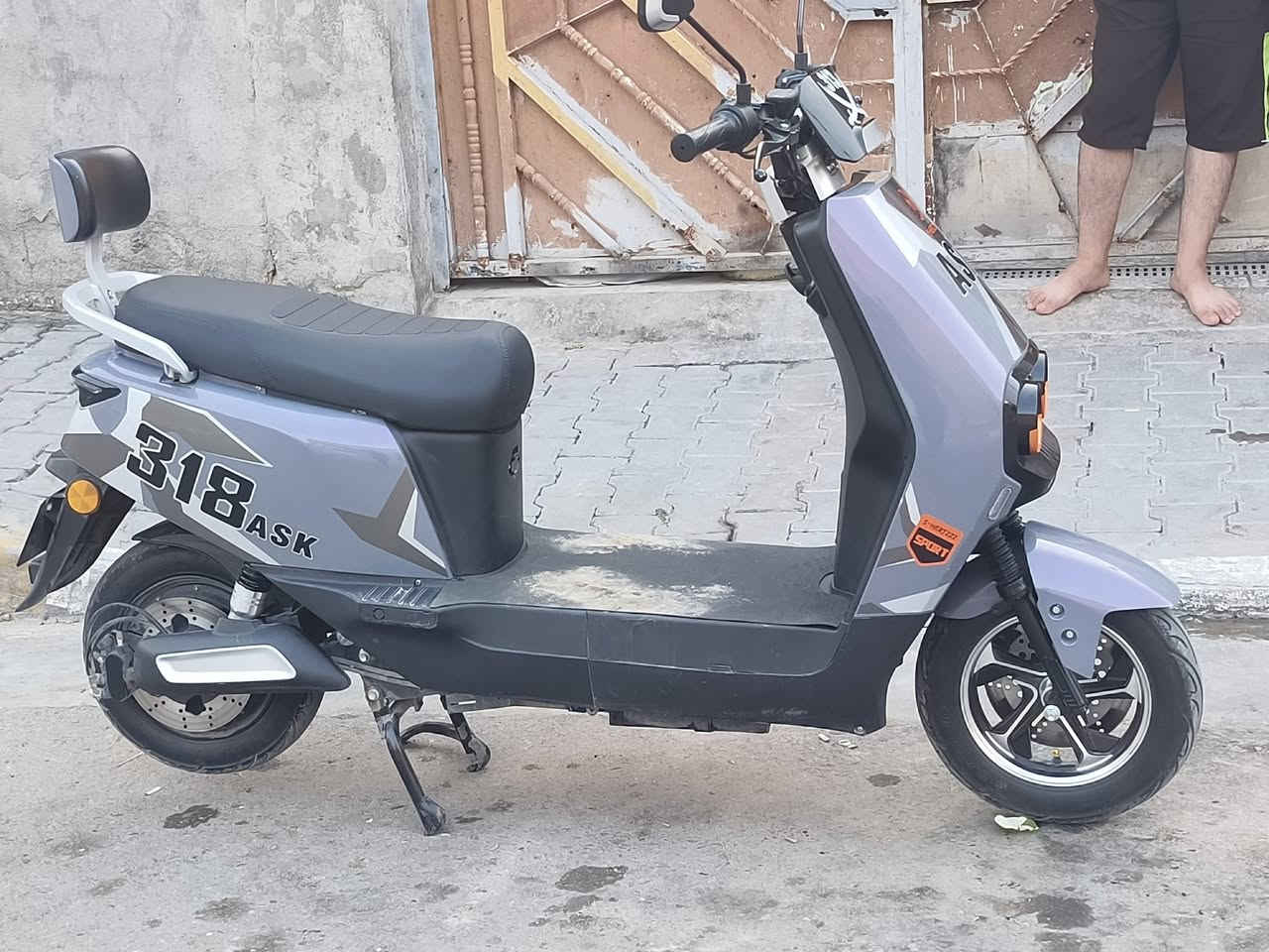 دراجه سكنس شحن 318 فئة السبورت ملفها 3000W بطاريات العدد 6 30A امبير دراجه طياره سرعتها الحقيقه 93 وتمشيك اقل شي 60 كيلو دراجه نظيفه 
1- سويجين وبصمتين وكارتين 
2- بيها فيشه وضع ECO الاقتصادي وفيشه ثانيه وضع SPORT يعني طياره 
العنوان بغداد الحسينية السعر 850 وبيها مجال 
الرقم *********** متوفر واتساب
