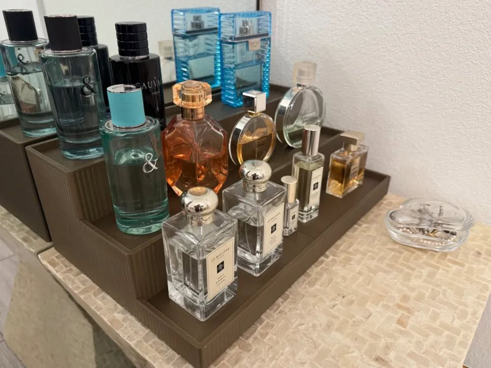 سلام عليكم وجبة مال حاملة عطور بالشكل اللي تعجبك بلاستك قوي وكل اكسسوارات العطور والحاملات عندي ان شاء الله 

من رخصة مدير الكروب الرزق على الله اللي عنده اكسسوارات وقواعد خلي يخلي بالتعليقات

واللي يحتاج حجز من الخاص او عالواتس اب ***********
