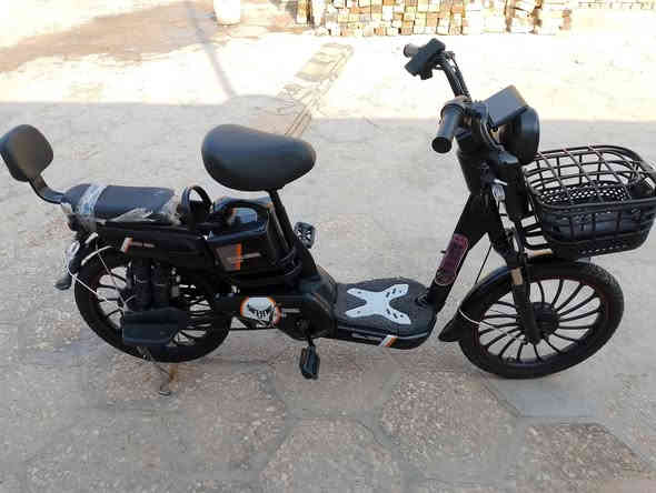 السلام عليكم اخوان بايسكن شحن كامل ملحقات نضيف ميه بل ميه جديد السعر 350وبي مجال الاتصل ***********
