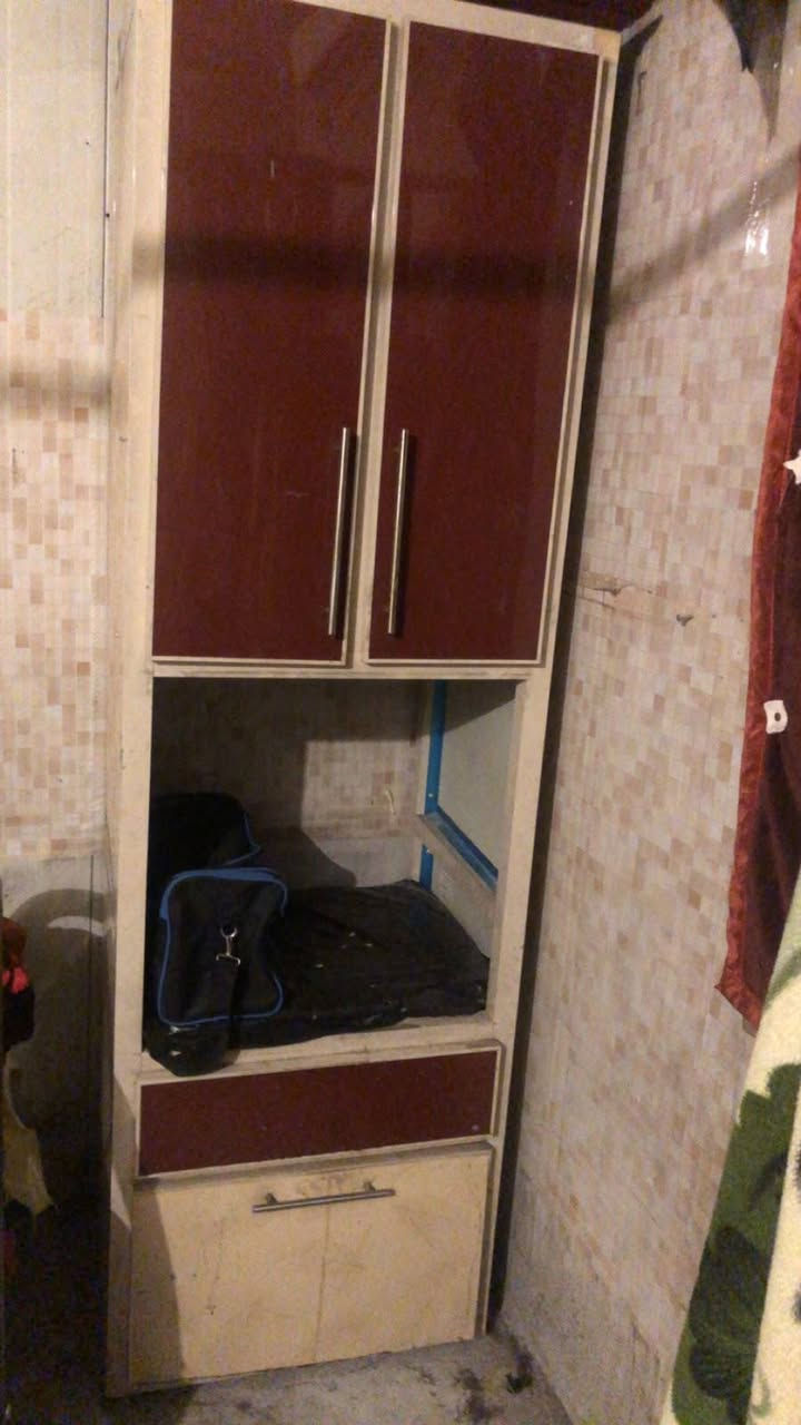 غراض للبيع لوكر وكنتور اثنينهن ب ١٠٠،،، سخان تعليك ايطالي اصلي سعره ١٠٠ عنوان بغداد الجادريه.. ***********
