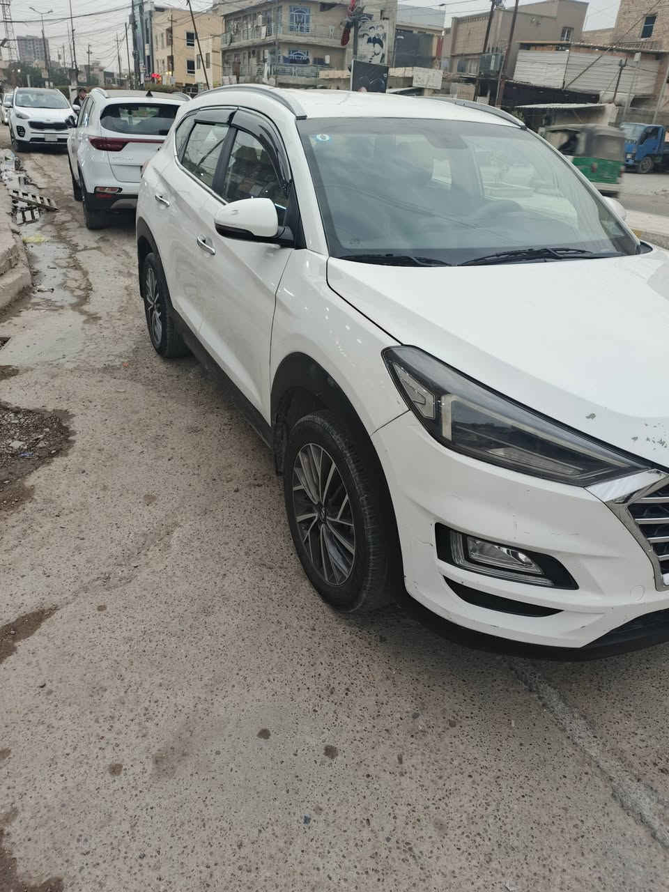 السلام عليكم 
سيارة توسان موديل 2020خليجي فول 
بيها سونار موضح في الصور 
الهاتف:***********
العنوان:بغداد الحرية 
السعر:15وبيها مجال
