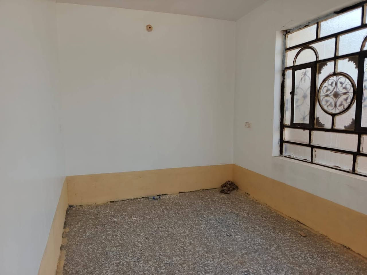 السلام عليكم 
بيت للايجار. ابي غرق . حي المرتضى. ال جعلول 
البيت يتكون من صاله  مطبخ  هول كلدور وغرفه نوم واحده 
البيت بناء حديث  
البيت طابق واحد 
للاستفسار الاتصال على الرقم 
***********

