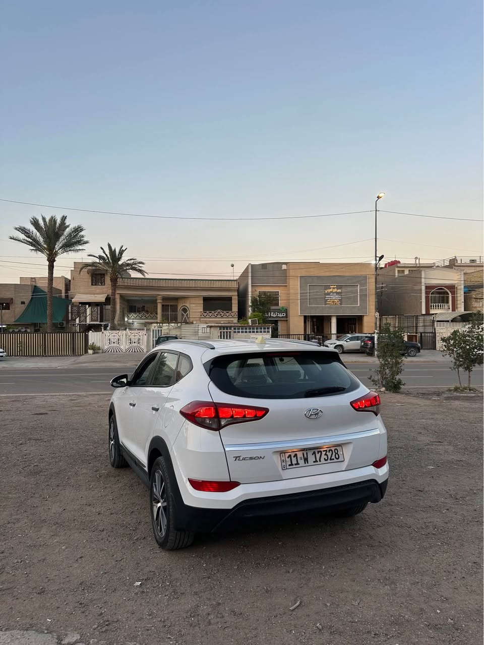 السلام عليكم 
توسان 2017 خليجي
نص فول
داخل بيجي
شاشه
حساسات
مري شفط
يدات نيكل
5 ويلكب
تبريد قطعتين وبعد بيها موصفات 
محرك 2000 دوش بلادي ممفتوح
ماشيه 74
السعر 169 وبيها مجال كلش بسيط
بيها مكانين بارد⚠️
*********** بغداد, العراق
