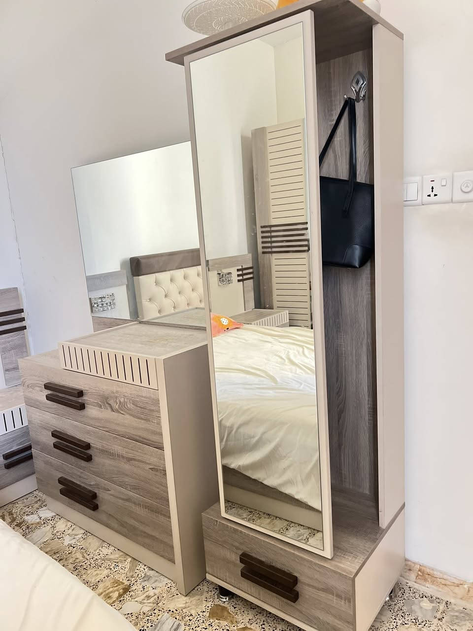 سلام عليكم عدي غرفه نوم تركيه بدون كنتور كامله مابيها اي خدش سعرها 325 للاستفسار خاص او على هذا الرقم***********
