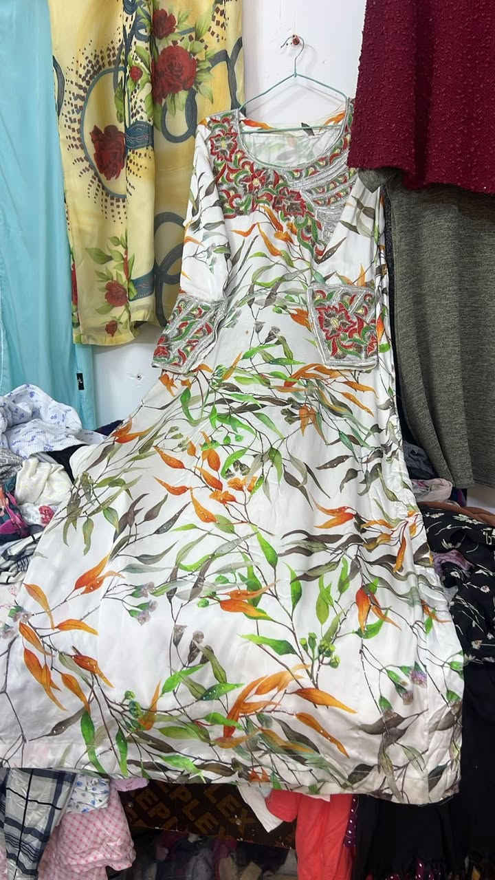 السلام عليكم توفرت شلحه نسائي وجبب وبشتات ومخور رمضاني سعر القطعه ٥تالاف المخور والجبب
مكاني شارع المركز مقابيل صالون تركي محل ملابس بالات رقمي بي وتساب دخلي الوتساب ***********
