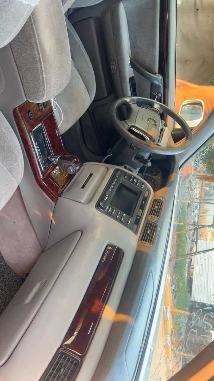 كراون ملكه 2003 كرستال اصل فتحه رقم بصره الدولي جديد باسمي 3 دكم فتحه ديفور جبير  كصة قماره طك كارتون للبيع الناصريه ***********
