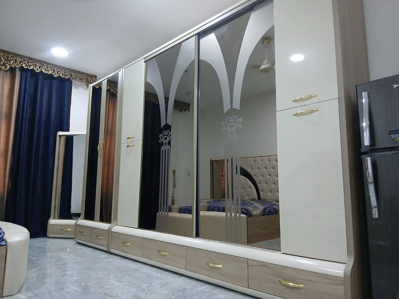 غرفه نوم تركي ثقيل واستخدامها قليل جدا اخذتها ب ٣ ملايين اريدها بمليون و٦٠٠ وبيها مجال قليل المكان بغداد  للتواصل على هذا الرقم  ***********
