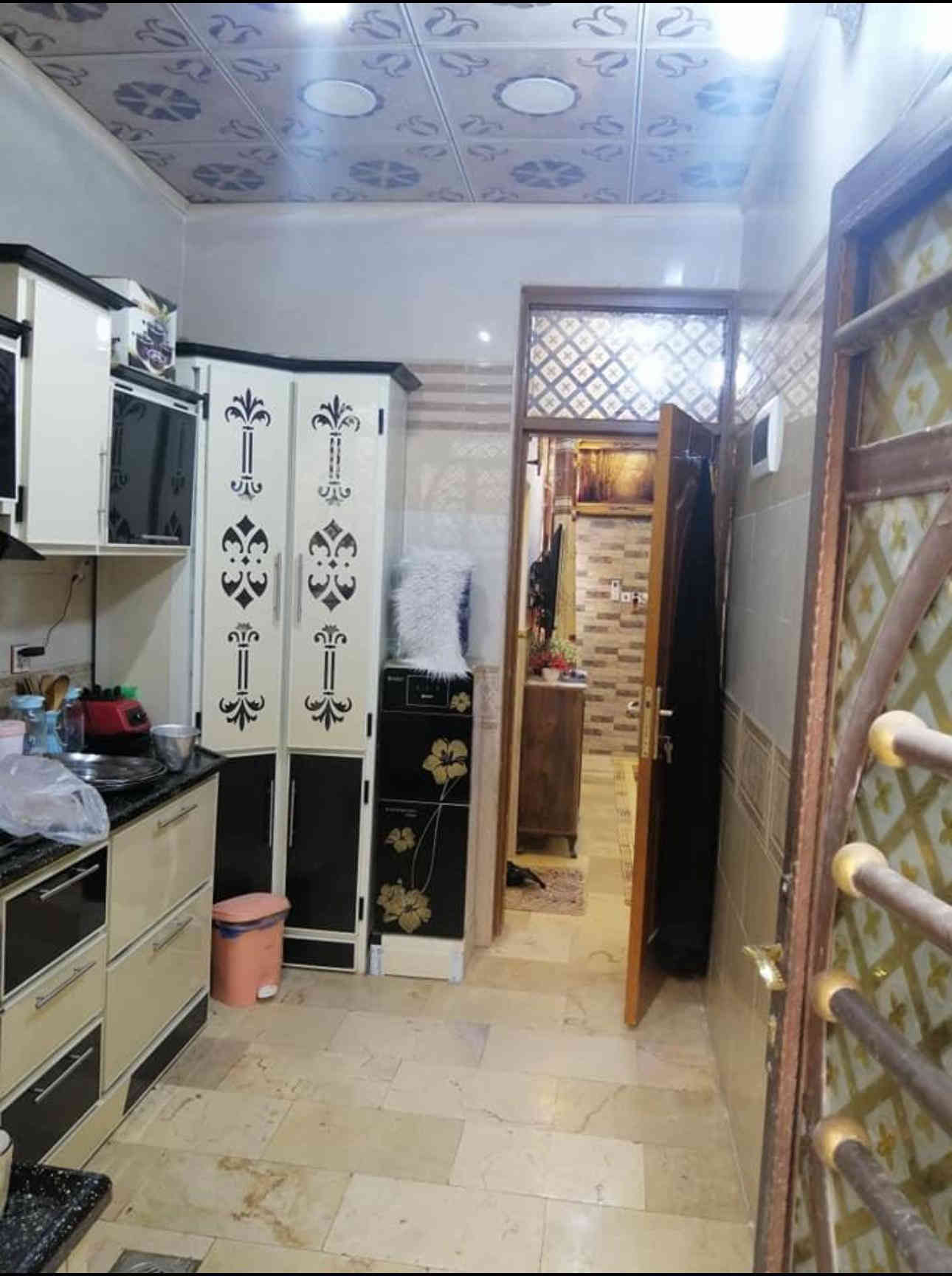 بيت طابو زراعي سند 25 مشمول بالتطويب  درجه اولى بناء طابوق معمل اساس اوسقف صب كونكريت بي غرفتين اوصاله واستقبال ومطبخ وحمام داخلي غربي وحمام خارجي مع اضافه سقف سندويج للسطح عازل عن الحراره شغل وحدادية درجه اولى 
المساحة ١٠٠ متر الواجهة ٦ متر وإلنزال ١٦ اونص
عرض الشارع ٨ متر يبعد عن الشارع العام ١٥٠ متر
منطقه راقيه جدا متكامله كافت الخدمات موجوده
العنوان كوفه قرب مسجد السهله شارع معمل الدبس شارع الإمام الصادق *********** واتساب فرع اسواق ياطيب 

السعر   60  
 بيت فول درجه اولى سقوف خسف الارضيه مرمر درجه اولى  
البيت بناء 2020 نظيف جدا 

فقط بيع اعتذر عن المراوس أو الأقساط فقط بيع
