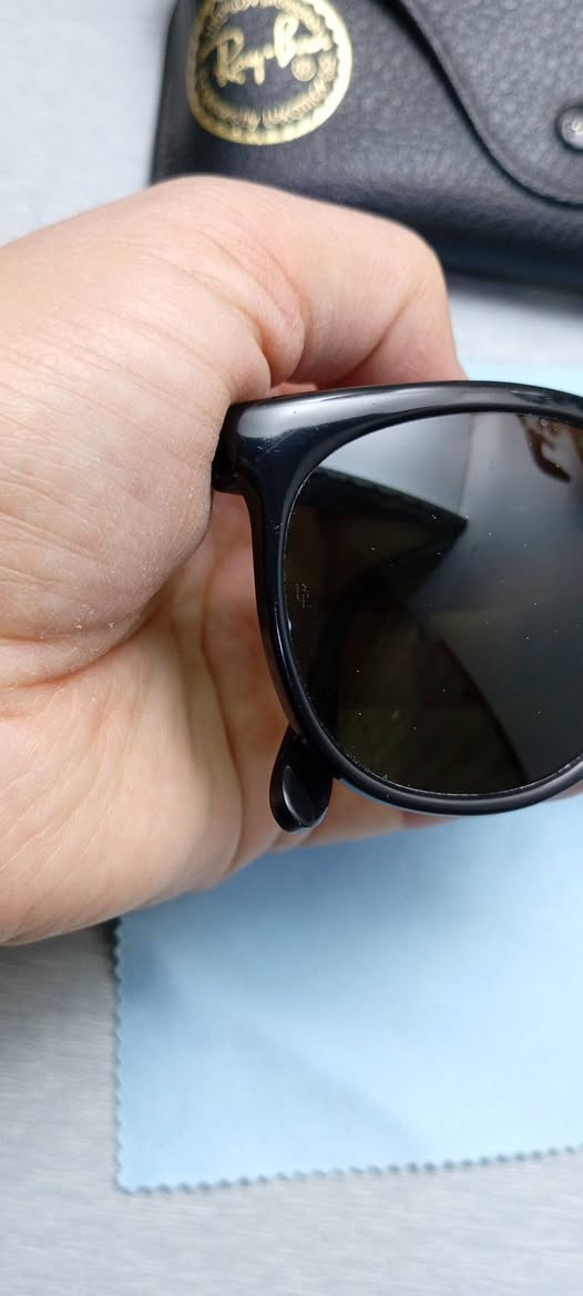 نظارة ماركة راي بان امريكي اصلي 
عدسات حجر سميك 
قياس: وسط
فلتر: uv400 لحماية العين من أشعة فوق البنفسجية 
انتاج سبعينات، متوقف التصنيع 
قطعة نضيفة
للاستفسار: واتس اب ***********
