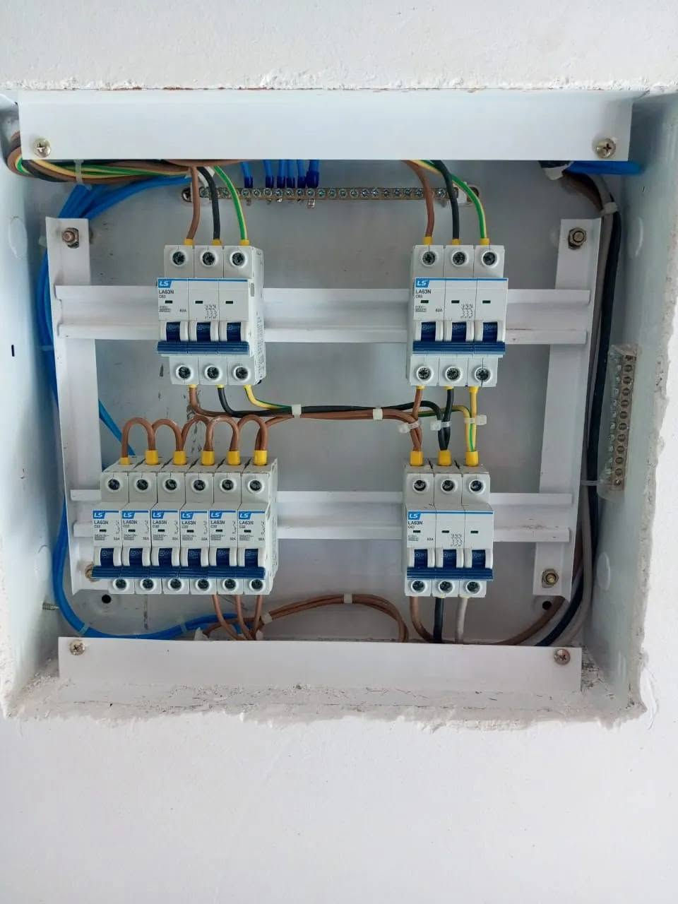 كهربائي متفرغ اشتغل قبالة او بيومية عادي 
***********
