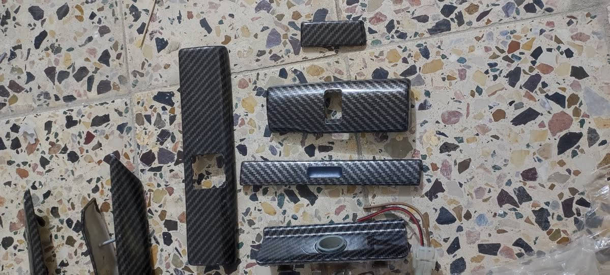 السلام عليكم 
للبيت سستم دواخل خفاش كاربون فايبر اصلي شغل يابان مو لاسق سستم كامل 4 بوب دشبول مع قطع الفرس كاملة أمامي خلفي  11 قطعة السعر 250 
للاستفسار ***********
