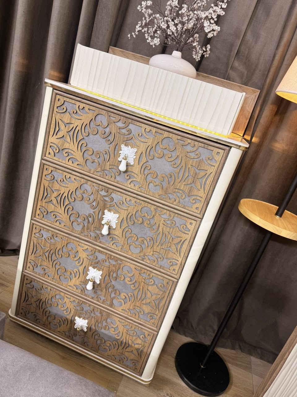 غرفة تركي ٩قطع سرير مخزن شازلون مخزن صبغ حراري مابيهه اي ضرر غرفة تكمة مو من هاي العاديات للاستفسار الاتصال ع رقم ***********
