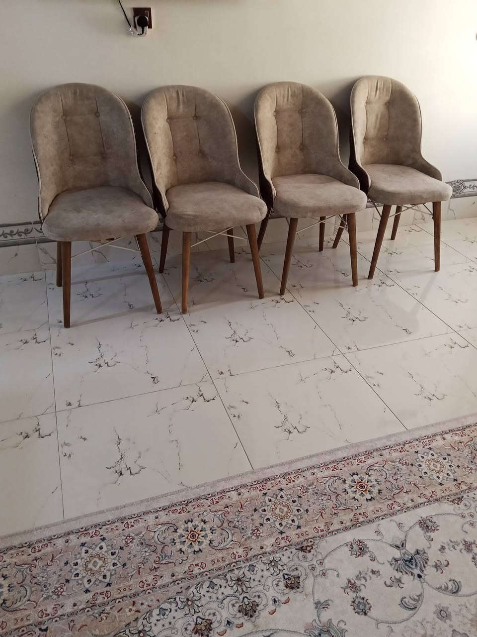 سلام عليكم عندي كراسي اربعه  للبيع سعر 55الف


**إذا كنت صاحب هذا الإعلان وتريد حذفه لأي سبب، رجاءا أرسل رسالة إلى الدعم الفني**