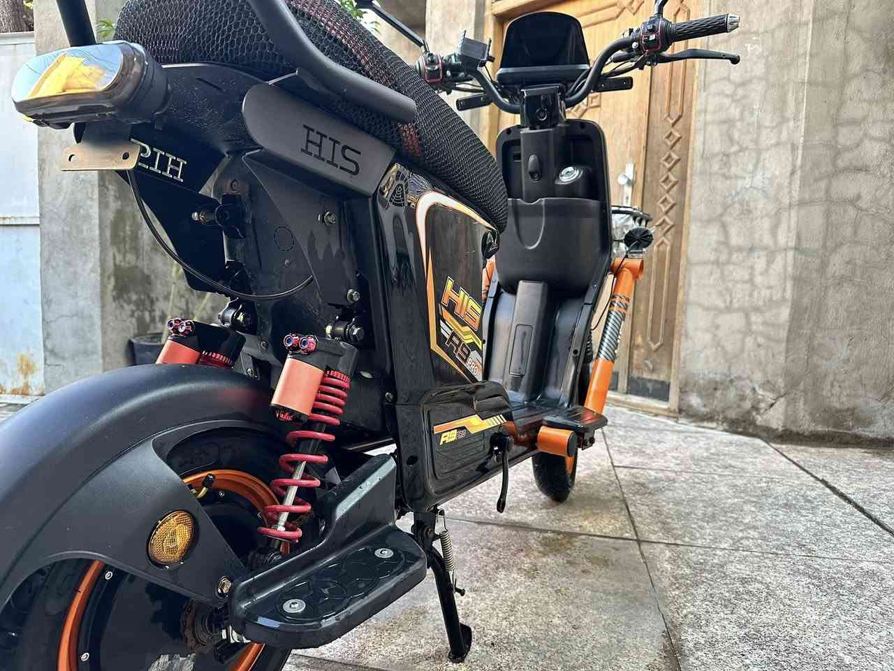 دراجة R9 الشكل الحديث 2026
مو القديم 
كشن كامل متصل 
اربع اشاير  
نظام الرجوع للخلف 
نظام اربع سرع 
سرعة الدراجة تقرة 100
الدراجة جديدة مثل ما موضح بالصور 
مكان الدراجة بغداد الوزيرية 

السعر 425 وبيها مجال بسيط لانو كلش جديدة الدراجة
الي يحب يستفسر اكثر على الرقم 

*********** 
موجود واتساب ايضاً
