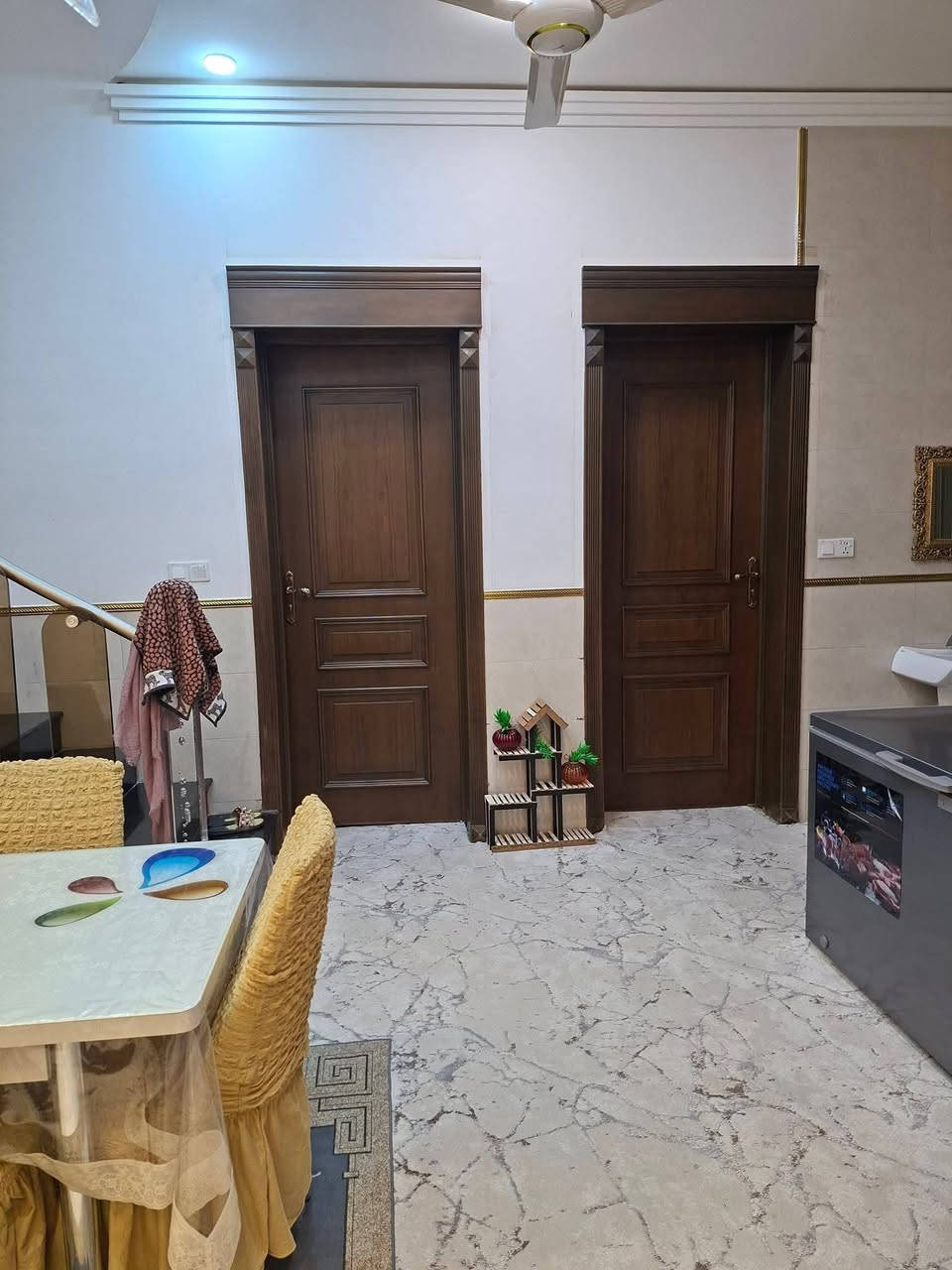 السلام عليكم
بيت للبيع في الجغيفي الثانيه قرب أسواق البياع مساحه 200متر ارض بجر 
بناء درجه اولى اربع غرف نوم مع صاله وهول داخلي للطابق الارضي وكذلك الطابق الثاني نفس تصميم الطابق الارضي ومطبخ وصحيات  داخليةعدد2وخارجية عدد1
السعر 190وبي مجال
 للاستفسار ***********
