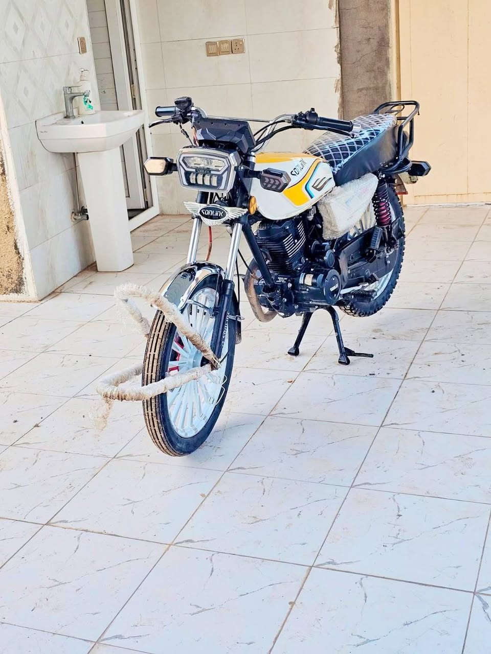 السلام عليكم دراجه للبيع مويل 25 سيفان نضيفه🤌
 مكفوله كفاله عامه كلشي شغال ✨
شاشه تاب اشاير كلهن شغالات♥️
  اوراق موجوده❤️
 العنوان ديالى منصوريه الشط قرب سيطره الغالبيه
السعر 740 وبي مجال حك جيتك الرقم ‏‪***********‬‏
