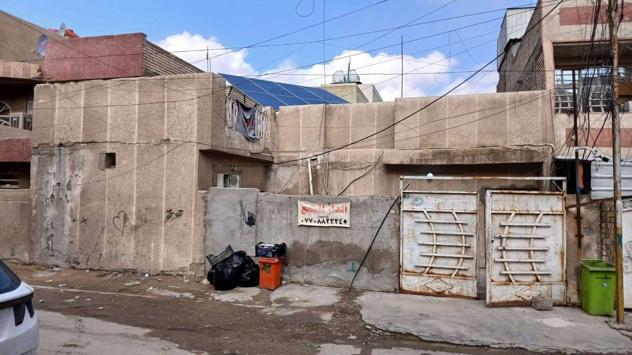 السلام عليكم... بيت طابو صرف مساحة ٢٤١ م الواجهة ١٢ النزال ٢٠,١٠ م من الداخل نظيف وممكن السكن به أو يعتبر تفليش . حي اور قرب جامع عمار ابن ياسر ... للاستفسار ***********
