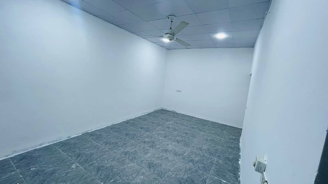 بسم الله ،بيت زراعي ركن 10*15بي وصل بلديه خلف السايلو 150م متكون من غرفه نوم وحده واستقبال ومطبخ وهول (مجمع حمام ) درج خارجي فول سيراميك باب شباك بلاستك كلهن حوش كبير +حديقه البيت ناقصه صبغ داخلي فقط ،السعر 48 وبي مجال للشراي ***********

