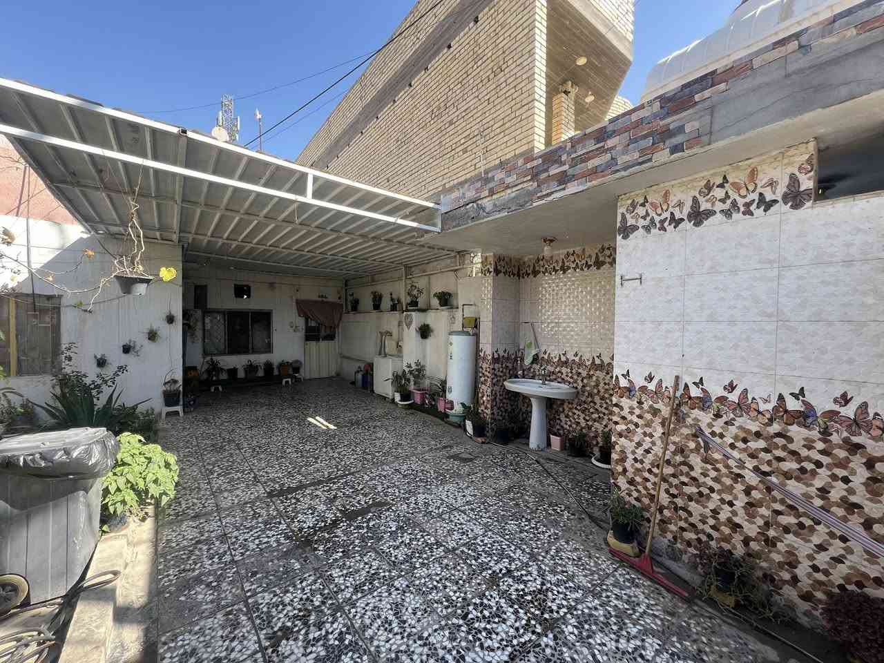 السلام عليكم دار للبيع مساحه 250متر ركن طابو صرف حر امامه متنزه ومدرسه يحتوي على ثلاث غرف 
السعر التصال على الرقم
***********
